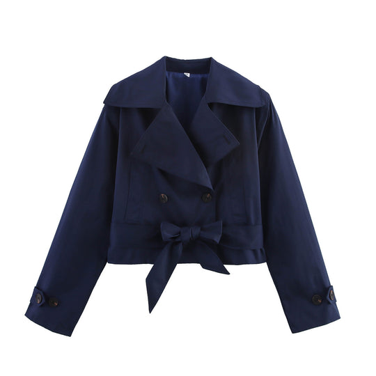 Damen Kurz-Cropped Trenchjacke mit weitem Schalkragen, Taillengürtel zum Binden und dekorativen Manschetten Nord Taschen