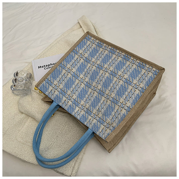 Damen Jute-Tasche mit stilvollem Karomuster und dekorativen Pompons Nord Taschen