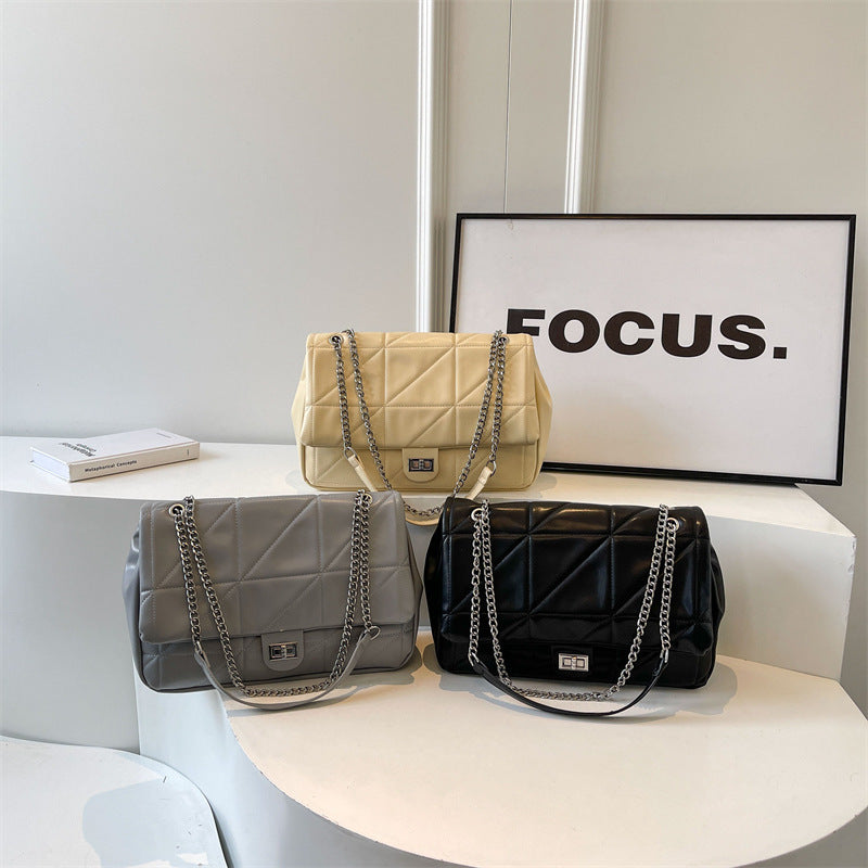 Damen elegante Umhängetasche mit strukturiertem Design und Kettenakzent Nord Taschen
