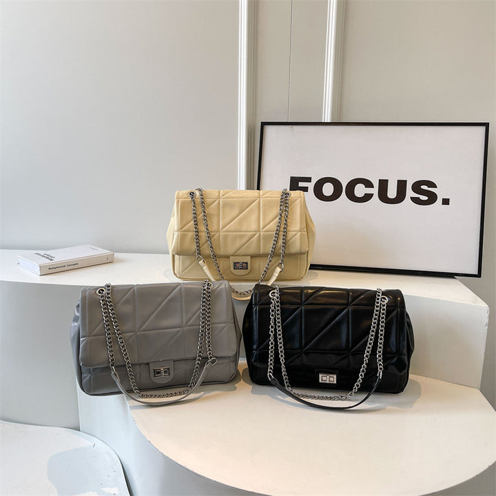 Damen elegante Umhängetasche mit strukturiertem Design und Kettenakzent Nord Taschen