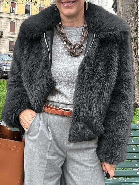 Damen Kurzblouson aus veganem Hochflor‑Kunstpelz im geradlinigen Boxy‑Schnitt mit verdecktem Reißverschluss Nord Taschen