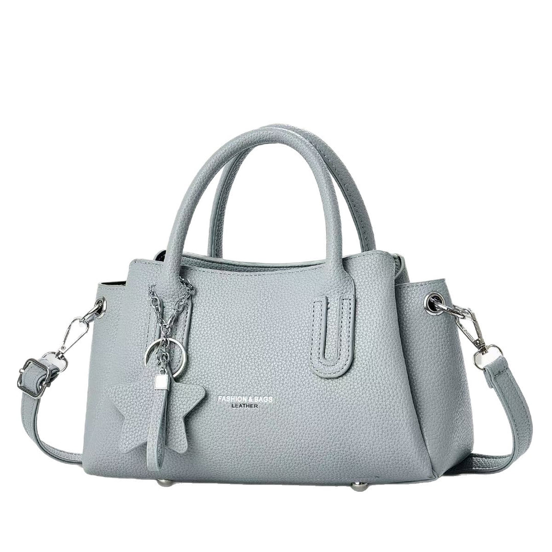 Damen elegante Umhängetasche mit strukturiertem Kunstleder und modischem Anhänger Nord Taschen