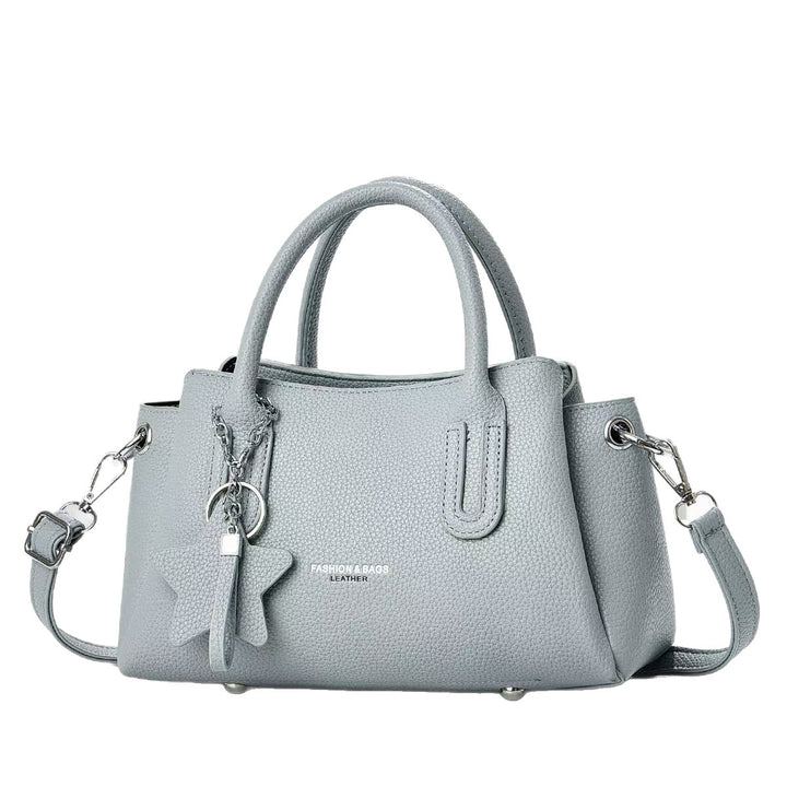 Damen elegante Umhängetasche mit strukturiertem Kunstleder und modischem Anhänger Nord Taschen