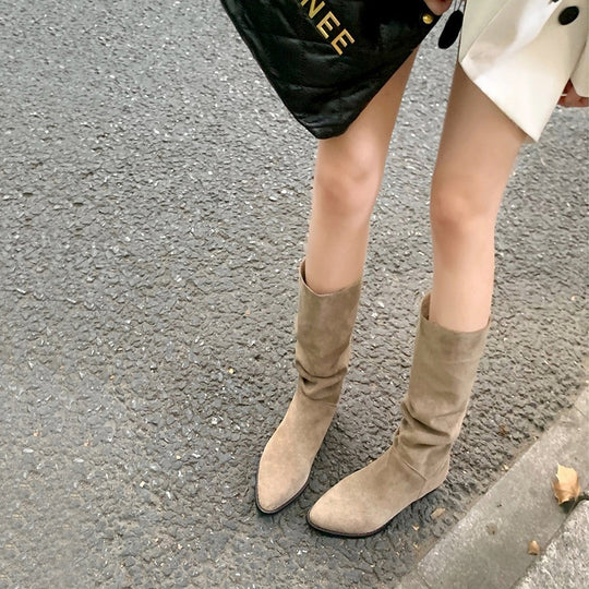 Damen Wadenhohe Stiefel aus Veloursleder mit lässigen Schaftfalten und flachem Absatz Nord Taschen