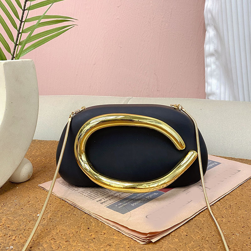 Damen Clutch mit auffälligem Design und goldener Applikation Nord Taschen