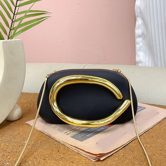 Damen Clutch mit auffälligem Design und goldener Applikation Nord Taschen