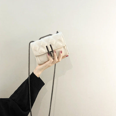 Damen Clutch mit eleganter Steppung und hochwertigem Kettenriemen Nord Taschen