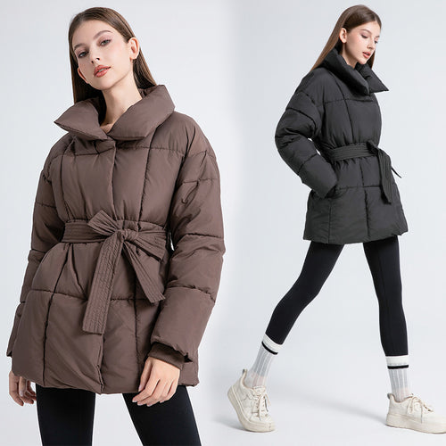 Damen nan kurze wattierte Jacke mit hohem Stehkragen, Taillengürtel und Eingrifftaschen Nord Taschen