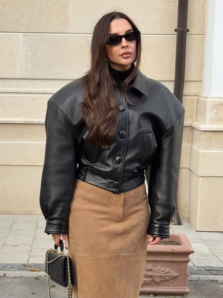 Damen Kurzjacke aus veganem Lederimitat im Boxy‑Cut mit oversized Schultern und verdeckter Knopfleiste Nord Taschen