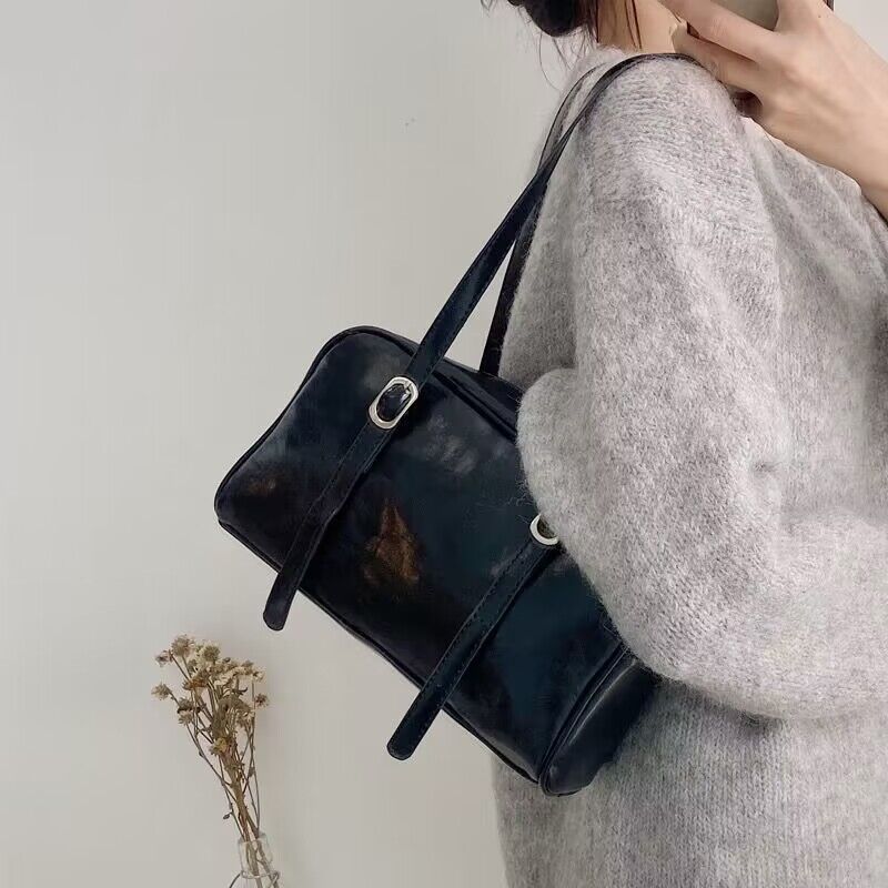 Damen Handtasche mit elegantem Glanz und verstellbaren Trageriemen Nord Taschen