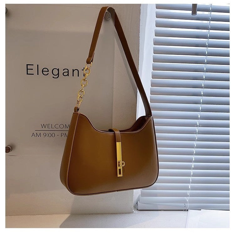 Damen Schultertasche mit eleganter Kettenapplikation und modernem Design Nord Taschen