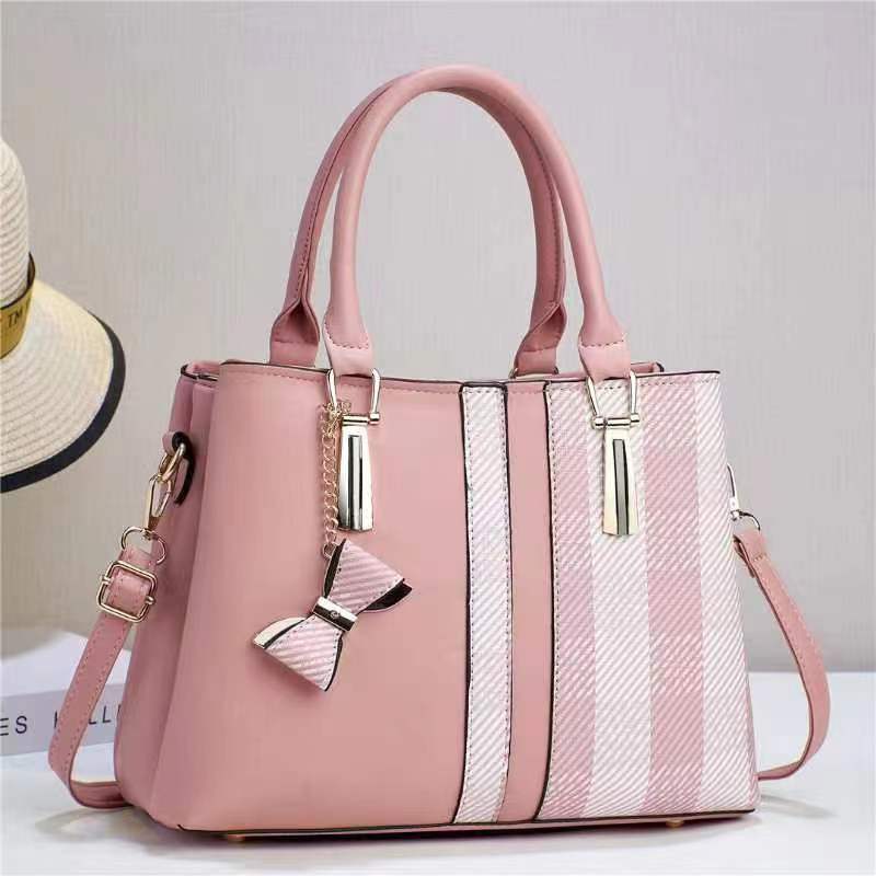 Damen Handtasche mit edlem Strukturdesign und dekorativem Schleifen-Anhänger Nord Taschen