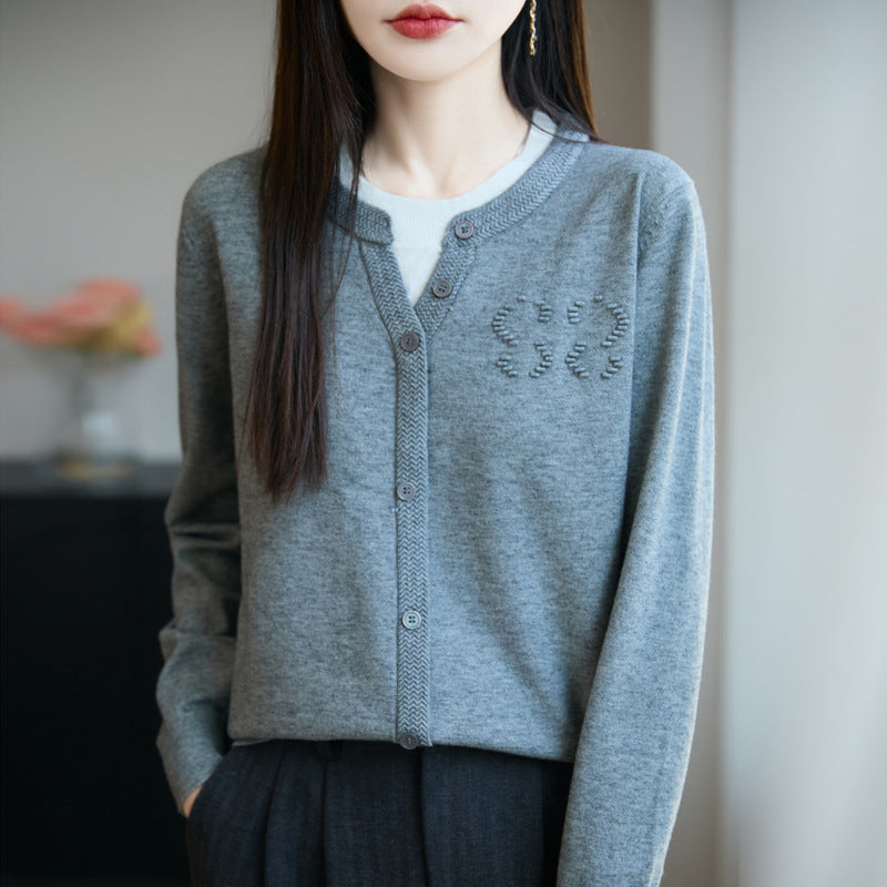 Damen Kurzer Feinstrick-Cardigan mit V‑Schlitzkragen, Rippenblende und dezentem Struktur‑Logo Nord Taschen
