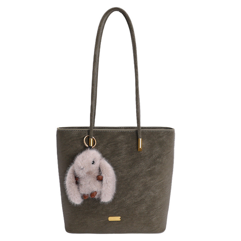 Damen Shopper-Tasche mit weichem Kunstleder und charmantem Plüschanhänger Nord Taschen