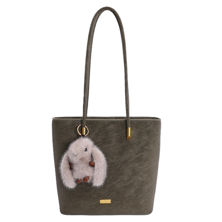 Damen modische Schultertasche aus hochwertigem Kunstleder mit verspieltem Plüschanhänger Nord Taschen