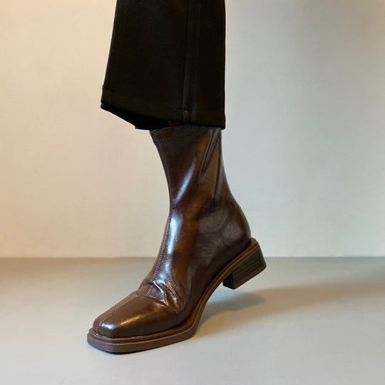 Damen Stiefelette im Reitstiefel‑Look aus softem Glattleder mit quadratischer Kappnaht und gestapeltem Blockabsatz Nord Taschen