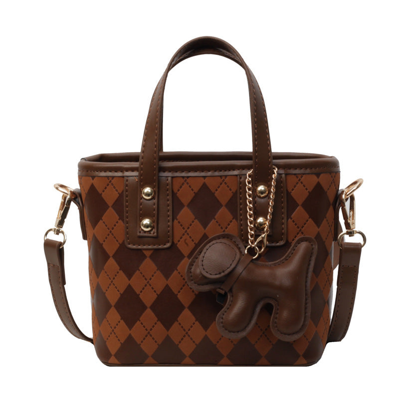 Damen modische Handtasche mit einzigartigem Querdesign und charmantem Tieranhänger Nord Taschen