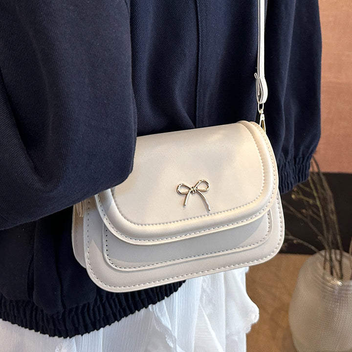 Damen Mini-Umhängetasche aus hochwertigem Kunstleder mit dekorativem Schleifenverschluss Nord Taschen