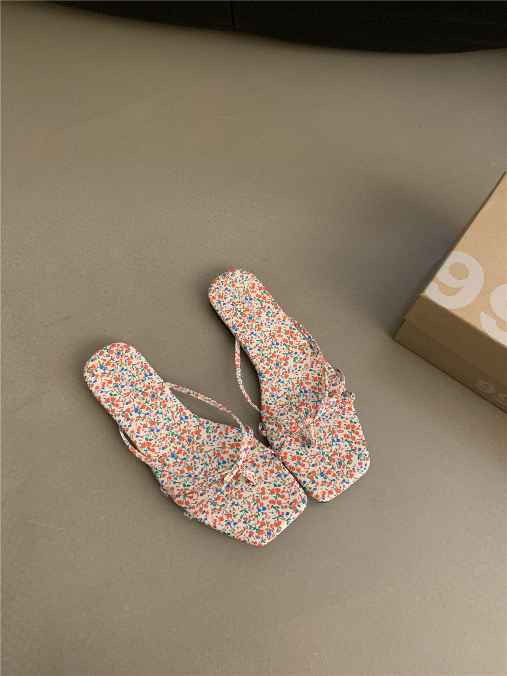 Damen Stylische Riemchen-Sandalen mit quadratischer Zehenpartie und feinem Bindedesign