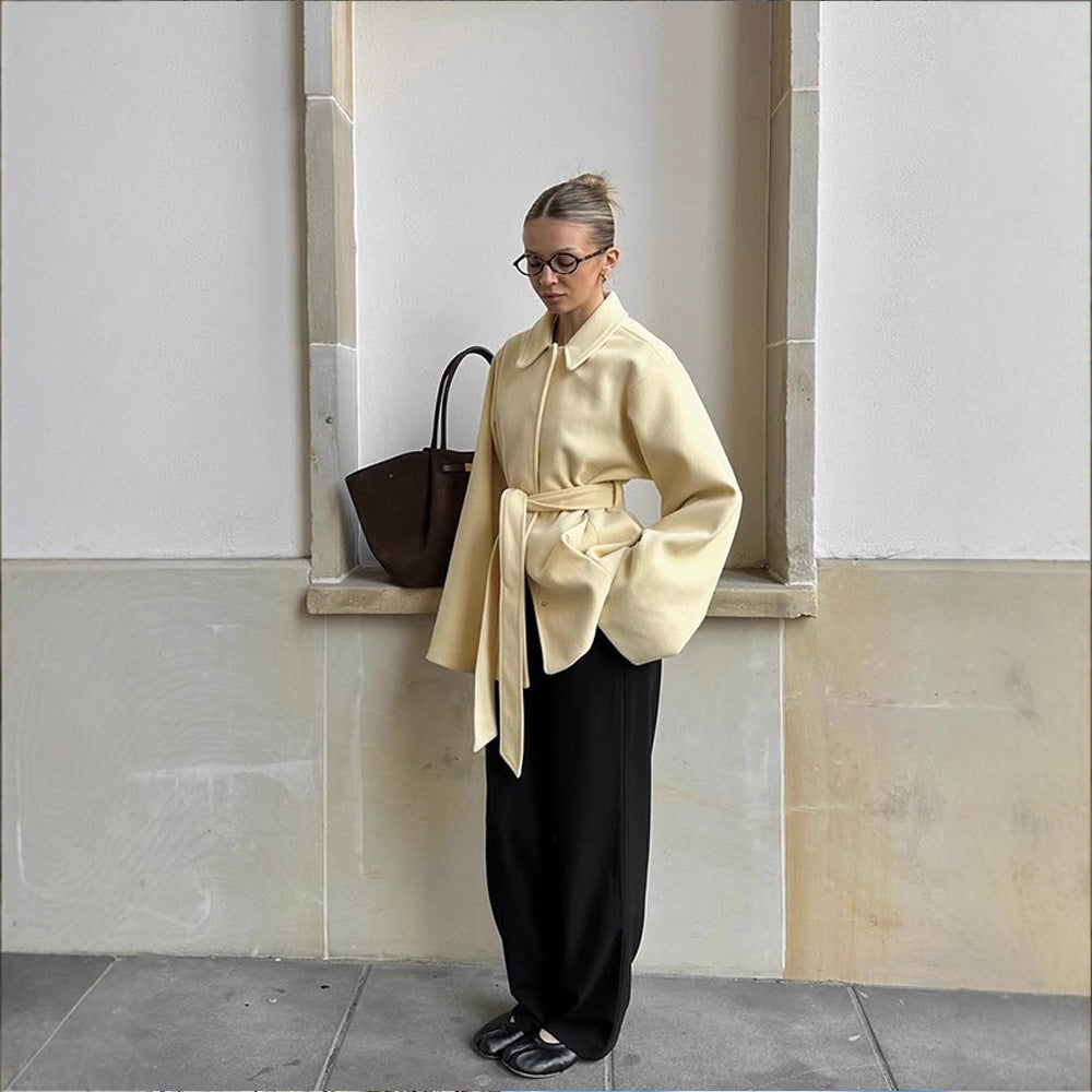 Damen Kurzmantel mit Bindegürtel, kastiger Oversize‑Silhouette und weiten Ärmeln Nord Taschen