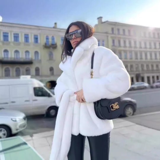 Damen Kurzmantel aus luxuriösem Kunstpelz mit Taillengürtel und hohem Schalkragen Nord Taschen