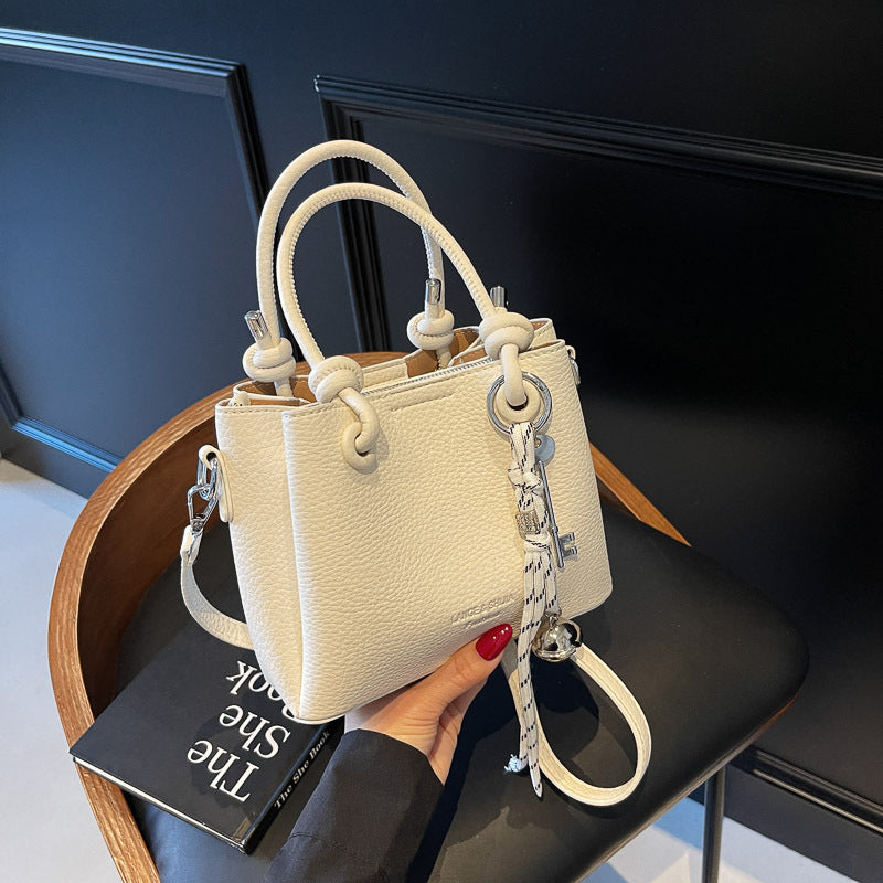Damen Designer Beuteltasche mit geschmackvollem Schlüsselanhänger Nord Taschen