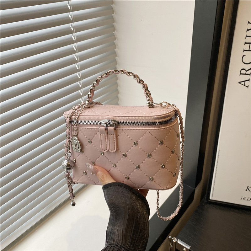 Damen stilvolle Handtasche mit ausgestelltem Design und Kettenverzierung Nord Taschen