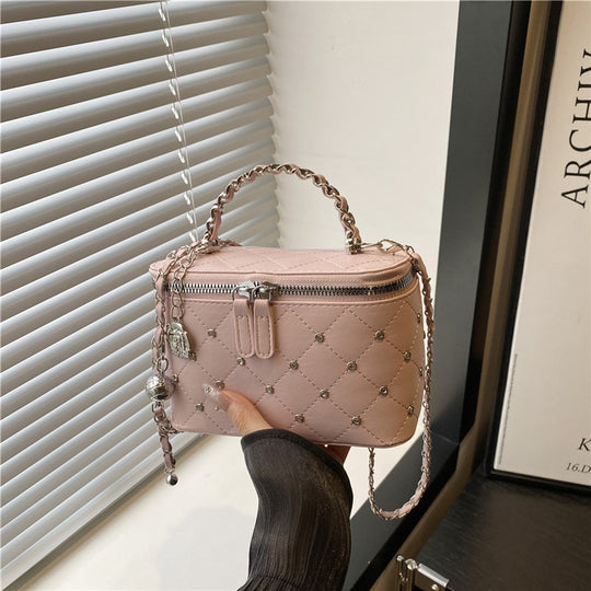 Damen stilvolle Handtasche mit ausgestelltem Design und Kettenverzierung Nord Taschen