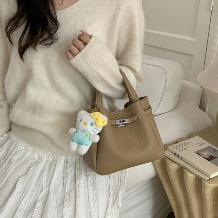 Damen modische Handtasche mit verspieltem Plüschanhänger Nord Taschen