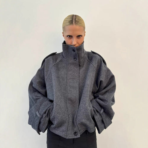 Damen Kurz geschnittene Oversize-Wolljacke mit hohem Stehkragen, Schulterklappen und verstellbaren Ärmelriegeln Nord Taschen
