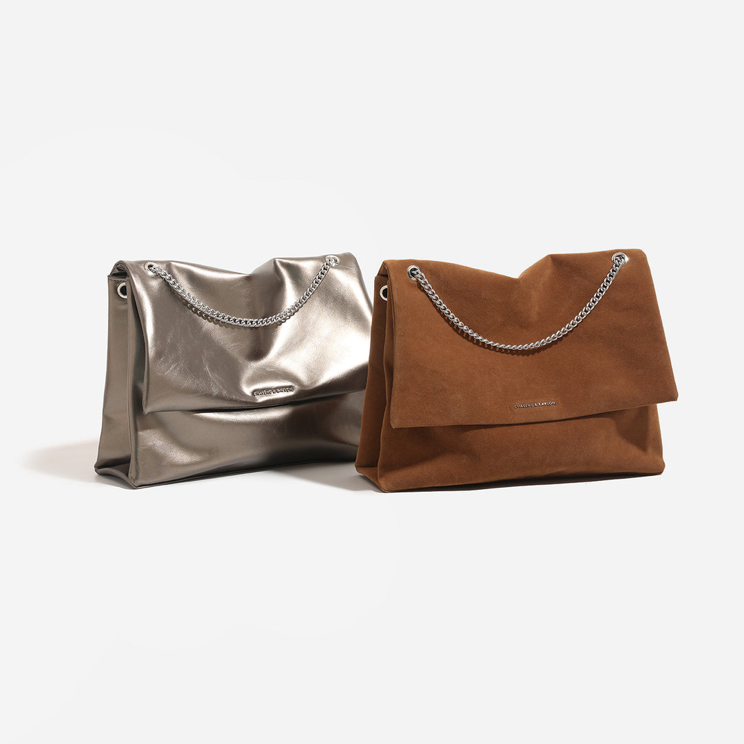 Damen Clutch-Tasche aus glänzendem Kunstleder mit dekorativem Kettenriemen Nord Taschen
