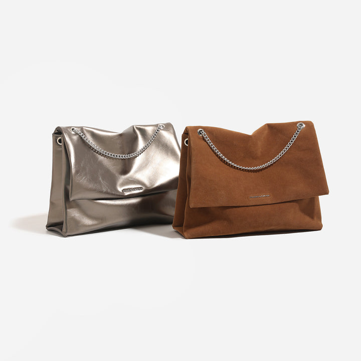 Damen Clutch-Tasche aus glänzendem Kunstleder mit dekorativem Kettenriemen Nord Taschen