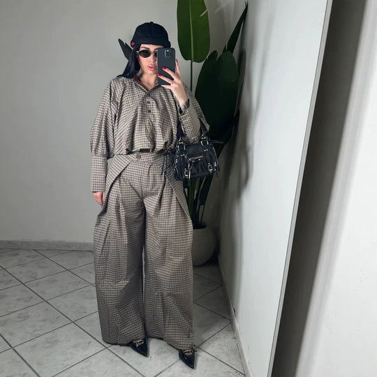 Damen Zweiteiliges kariertes Set mit Cropped Oversize-Hemd und weiter Bundfaltenhose Nord Taschen