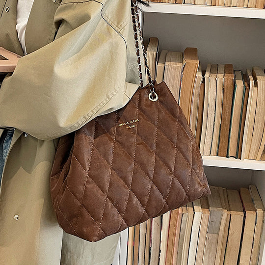 Damen Beuteltasche mit Kettenriemen und kuscheligem Anhänger Nord Taschen