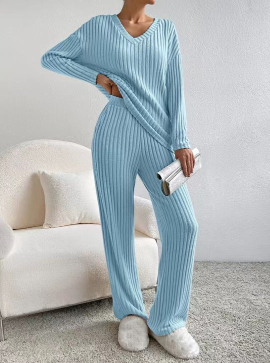 Damen Geripptes Relax-Set aus Feinstrick mit V-Ausschnitt und weiter Komforthose Nord Taschen