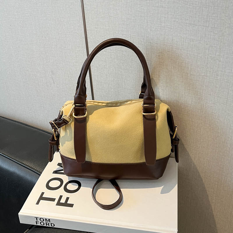 Damen Handtasche mit charmantem Tier-Anhänger und zwei Trageoptionen Nord Taschen