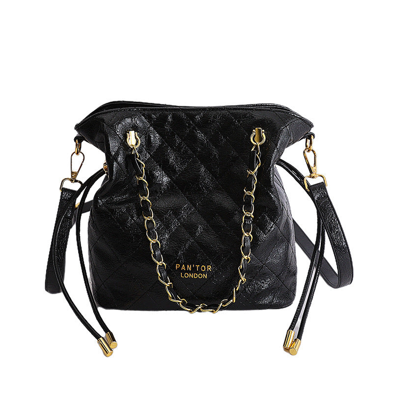 Damen elegante Beuteltasche mit goldenen Kettenakzenten Nord Taschen