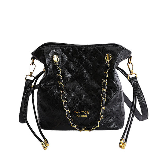 Damen elegante Beuteltasche mit goldenen Kettenakzenten Nord Taschen