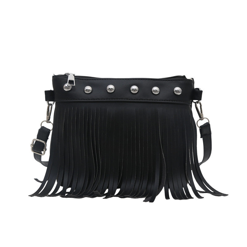 Damen Umhängetasche mit fransigem Design und eleganten Metallakzenten Nord Taschen