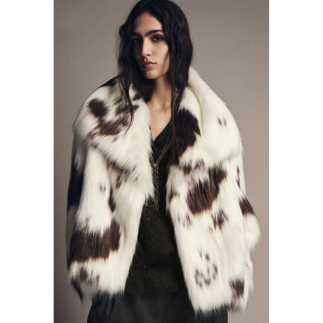Damen Kurzmantel aus gepunktetem Hochflor-Faux-Fur mit voluminösem Schalkragen Nord Taschen