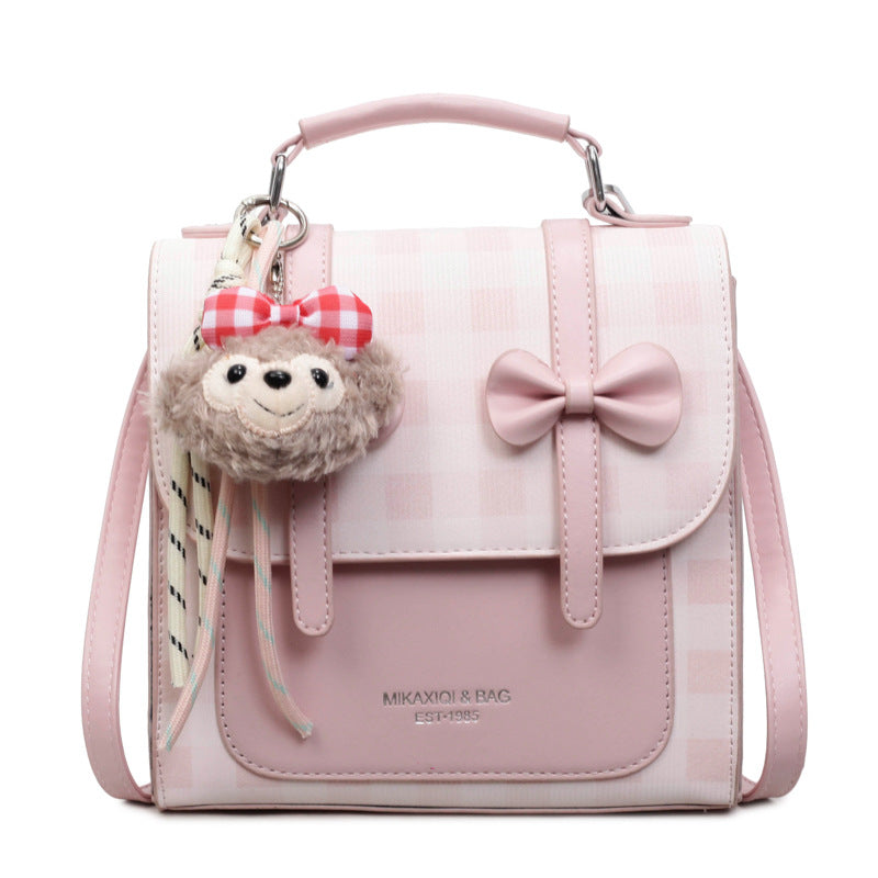 Damen Umhängetasche mit verspieltem Design und charmantem Plüschanhänger Nord Taschen
