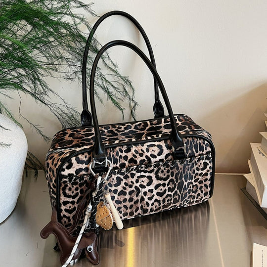 Damen stilvolle Premium Handtasche mit verspieltem Anhänger Nord Taschen