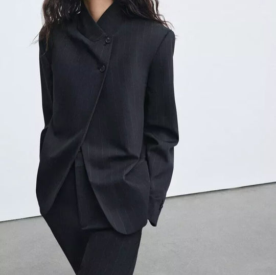 Damen Kurzblazer mit Funnelkragen und asymmetrischer Knopfleiste Nord Taschen