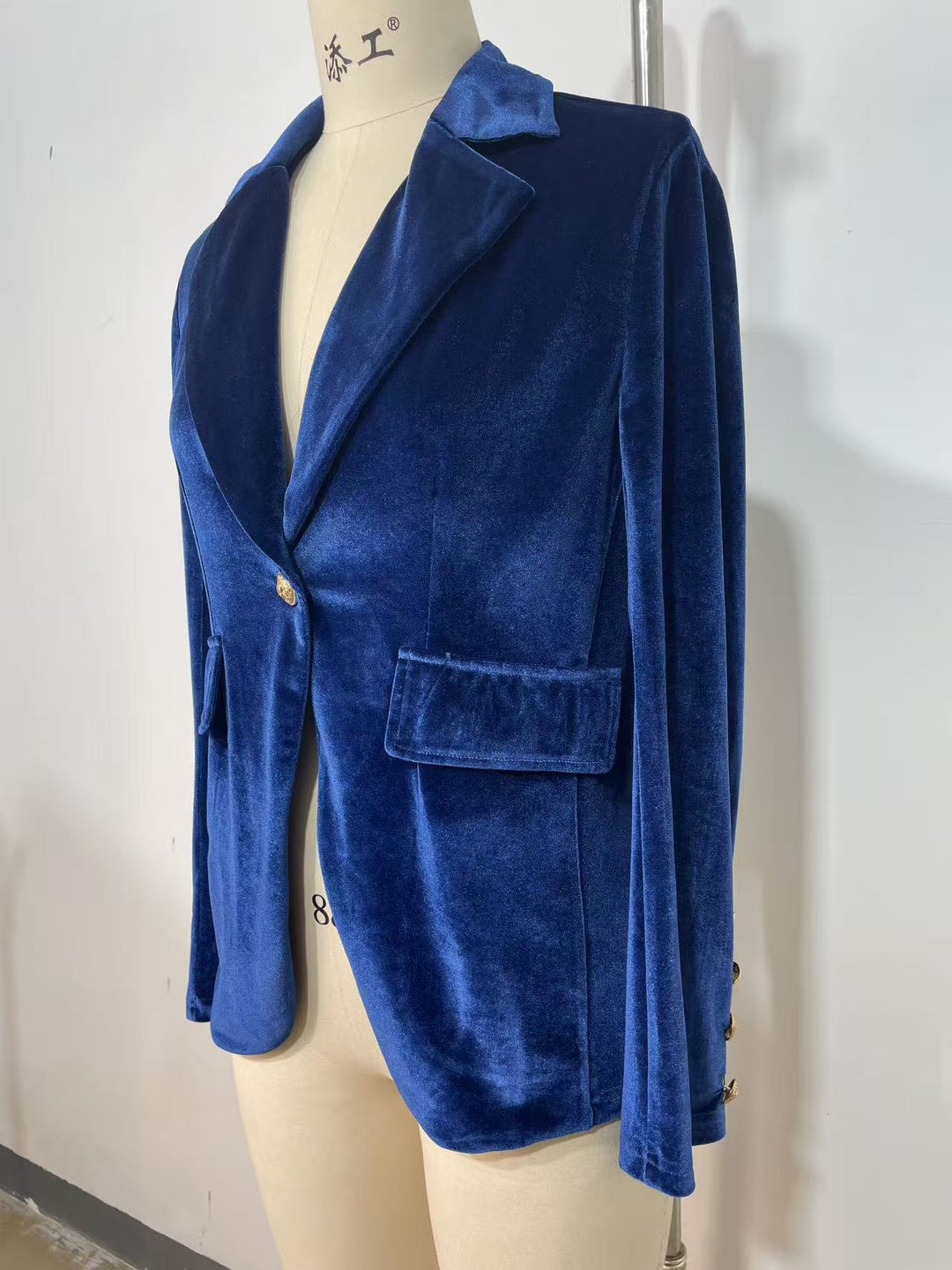 Damen Eleganter Samtblazer mit Schnittdetails Nord Taschen