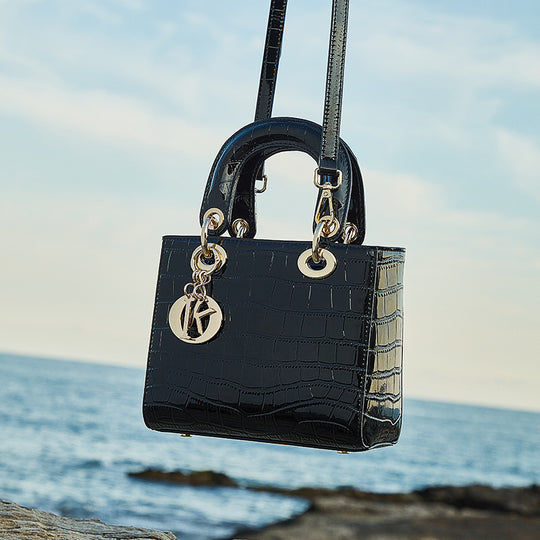 Damen Handtasche im eleganten Krokodil-Look mit goldenen Akzenten Nord Taschen
