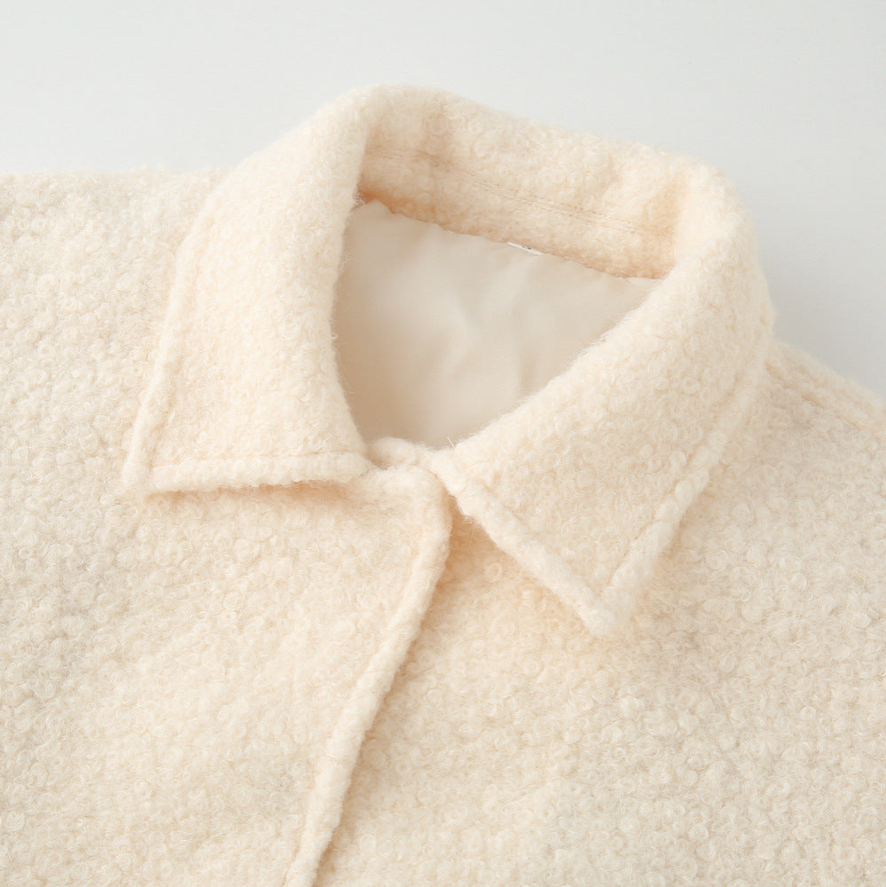 Damen Kurze Bouclé‑Teddyjacke mit Hemdkragen, Leistentaschen und elastischem Saum Nord Taschen