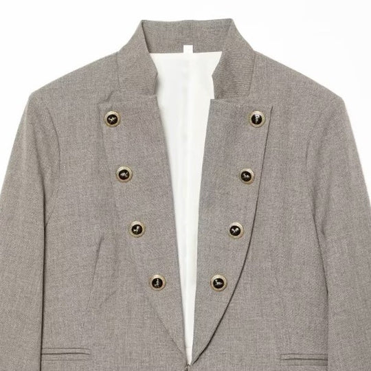 Damen Kurzblazer im Military‑Stil mit Stehkragen, doppelreihiger Zierknopfleiste und taillierter Silhouette Nord Taschen