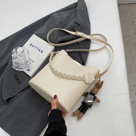 Damen Schultertasche aus hochwertigem Kunstleder mit geflochtenem Detail Nord Taschen