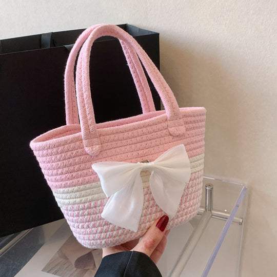 Damen Handtasche aus geflochtenem Naturmaterial mit floralem Detail Nord Taschen