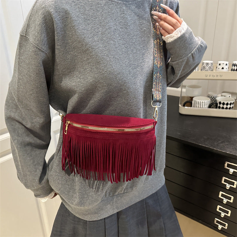 Damen Umhängetasche mit fransigen Details und dekorativem Gürtel Nord Taschen